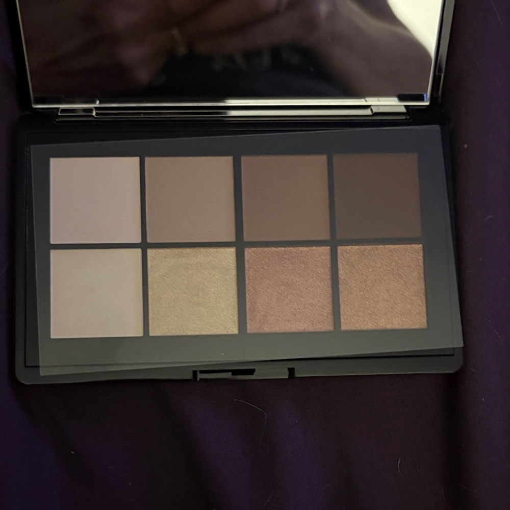 Elizabeth Arden palette 8 eyeshadows. Never used.